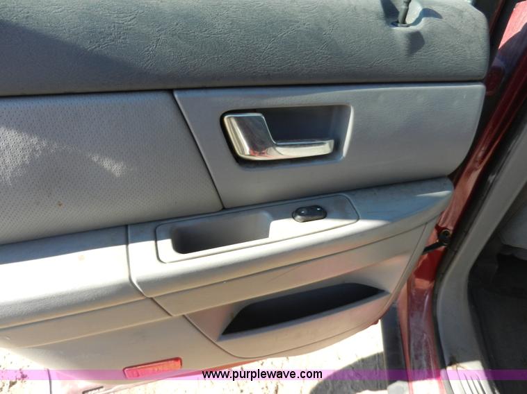 image for item F2976 2003 Ford Taurus wagon SE