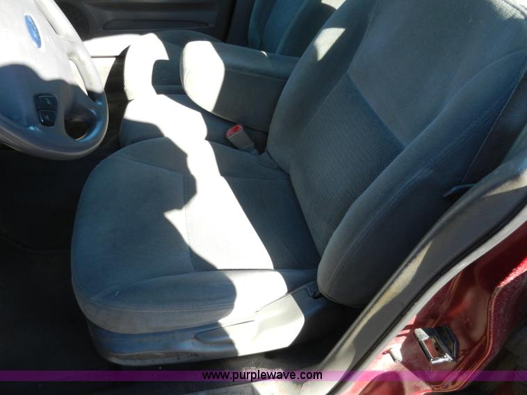 image for item F2976 2003 Ford Taurus wagon SE