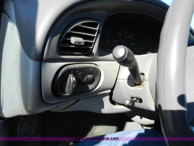 image for item F2976 2003 Ford Taurus wagon SE