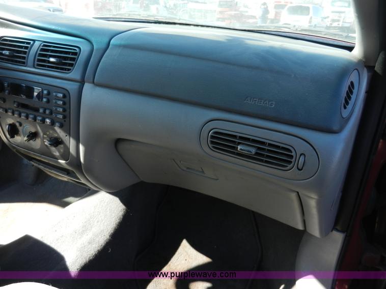 image for item F2976 2003 Ford Taurus wagon SE