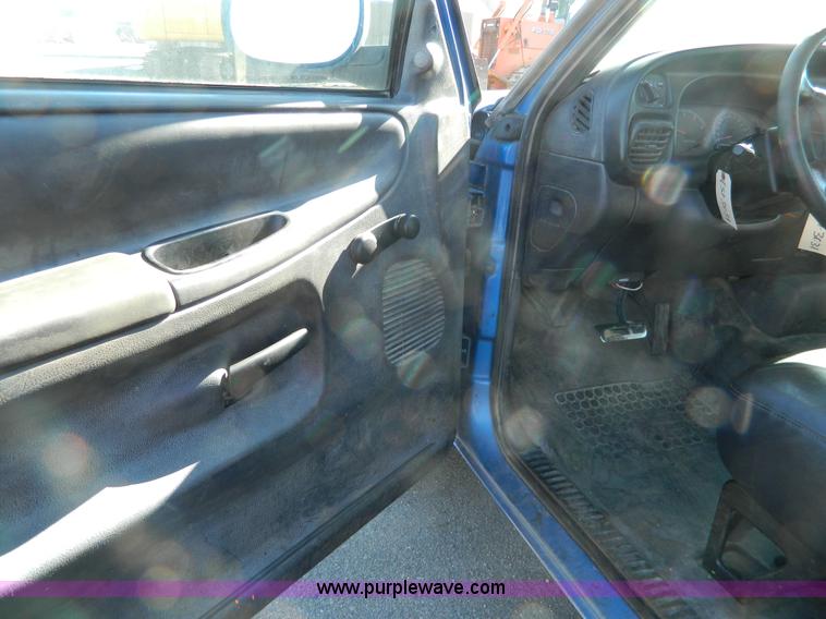 image for item G7691 2001 Dodge Ram 1500 pickup truck