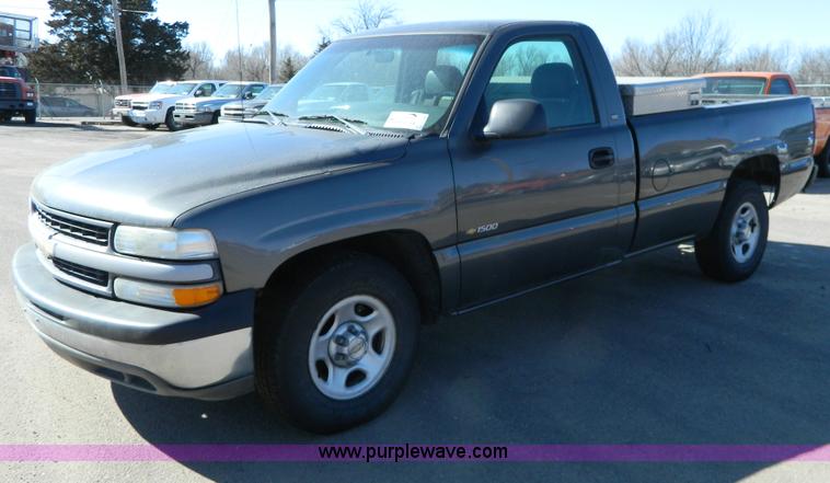 image for item G7692 2002 Chevrolet Silverado 1500 pickup truck