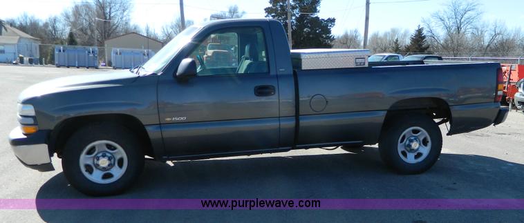 image for item G7692 2002 Chevrolet Silverado 1500 pickup truck