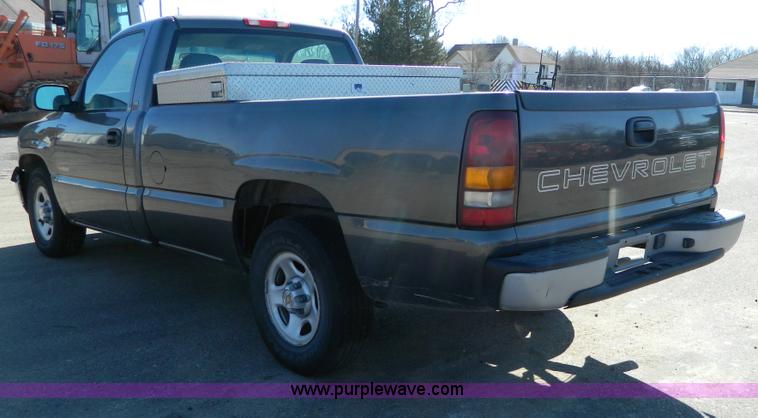 image for item G7692 2002 Chevrolet Silverado 1500 pickup truck