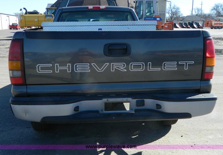 image for item G7692 2002 Chevrolet Silverado 1500 pickup truck
