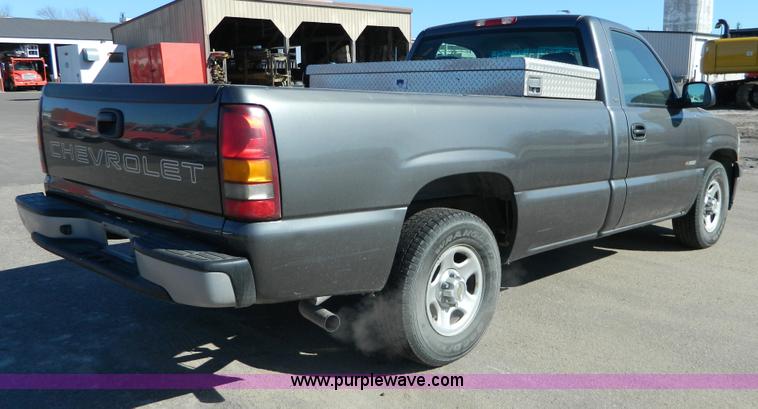 image for item G7692 2002 Chevrolet Silverado 1500 pickup truck