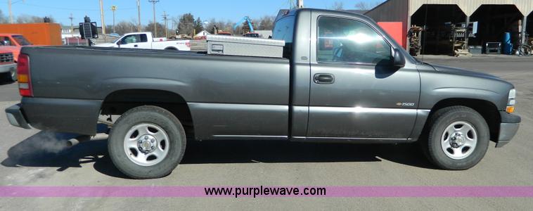 image for item G7692 2002 Chevrolet Silverado 1500 pickup truck