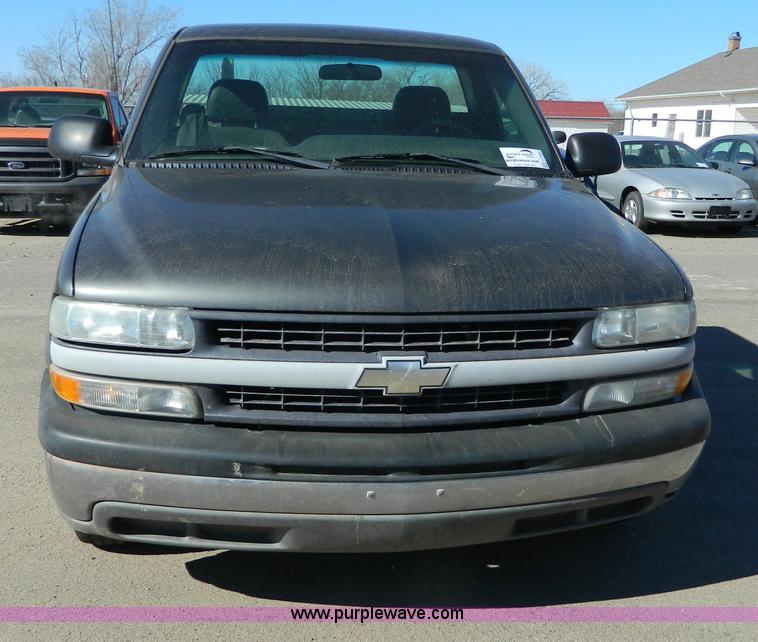 image for item G7692 2002 Chevrolet Silverado 1500 pickup truck