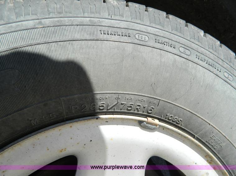 image for item G7692 2002 Chevrolet Silverado 1500 pickup truck