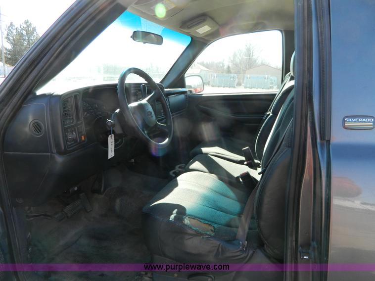 image for item G7692 2002 Chevrolet Silverado 1500 pickup truck