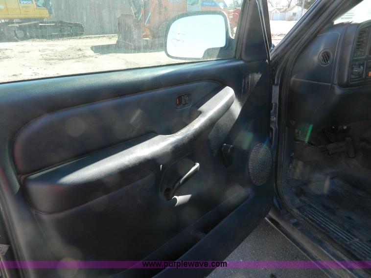 image for item G7692 2002 Chevrolet Silverado 1500 pickup truck