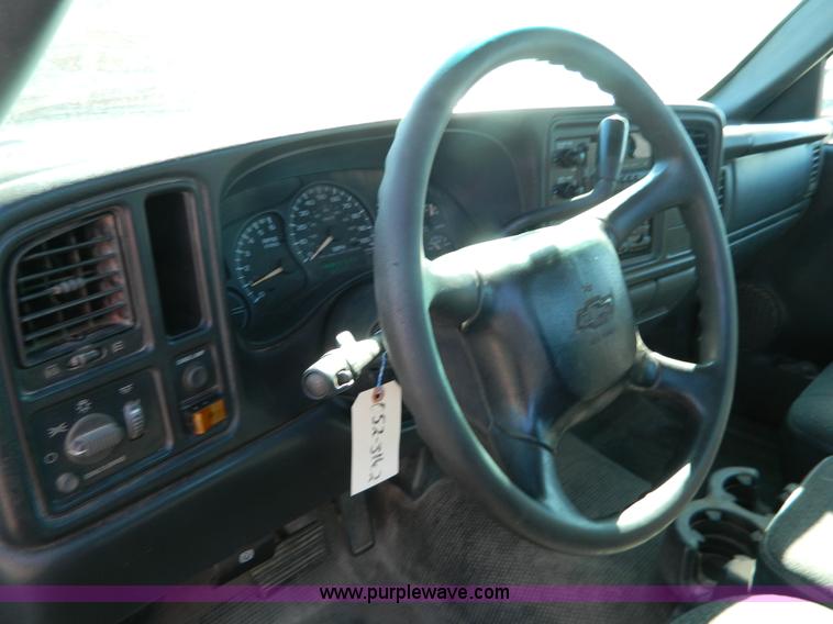 image for item G7692 2002 Chevrolet Silverado 1500 pickup truck