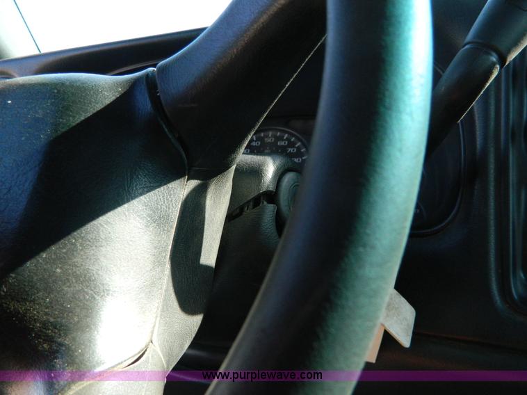 image for item G7692 2002 Chevrolet Silverado 1500 pickup truck