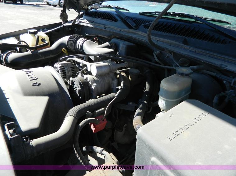 image for item G7692 2002 Chevrolet Silverado 1500 pickup truck