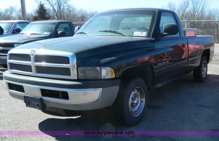image for item G7694 2001 Dodge Ram 1500 pickup truck