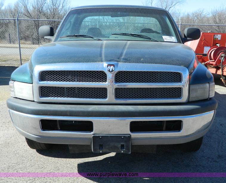 image for item G7694 2001 Dodge Ram 1500 pickup truck
