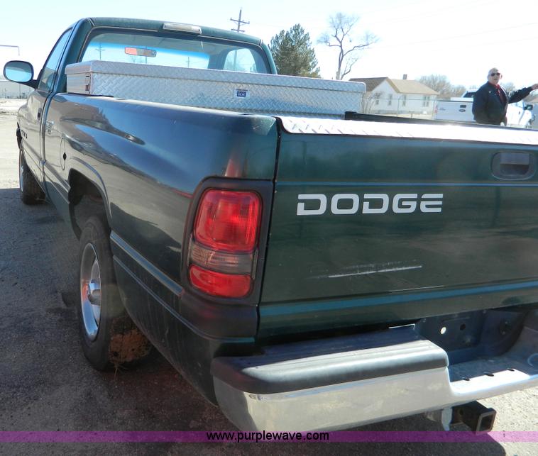 image for item G7694 2001 Dodge Ram 1500 pickup truck