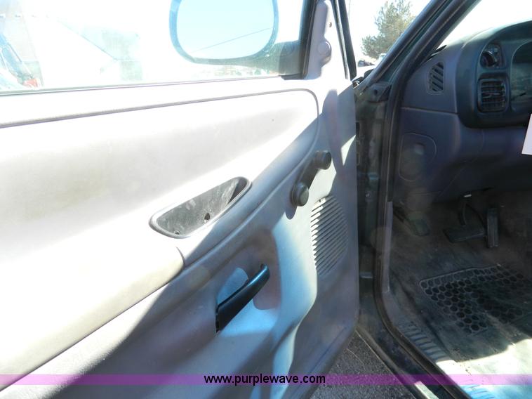 image for item G7694 2001 Dodge Ram 1500 pickup truck