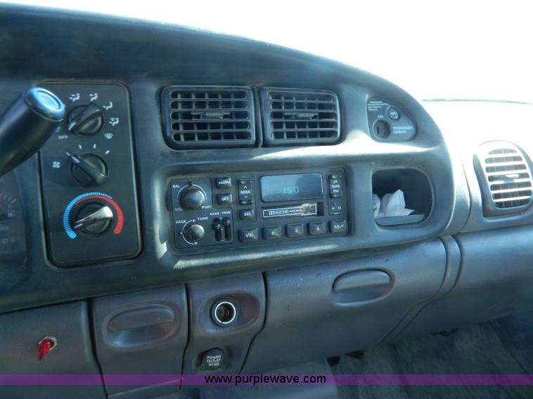 image for item G7694 2001 Dodge Ram 1500 pickup truck