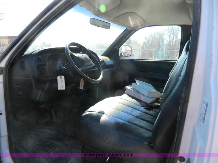 image for item G7695 2001 Dodge Ram 1500 pickup truck