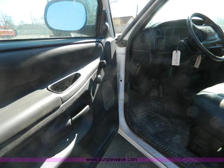 image for item G7695 2001 Dodge Ram 1500 pickup truck