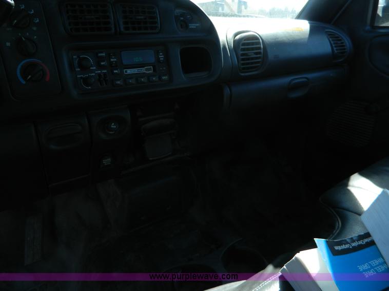 image for item G7695 2001 Dodge Ram 1500 pickup truck