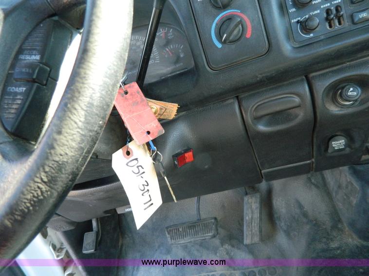 image for item G7695 2001 Dodge Ram 1500 pickup truck