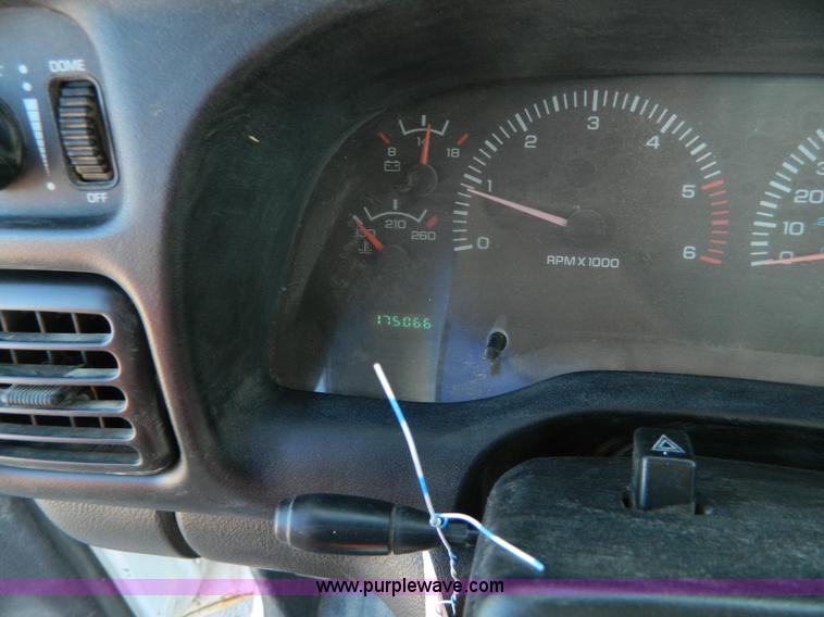 image for item G7695 2001 Dodge Ram 1500 pickup truck