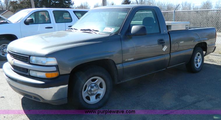 image for item G7696 2002 Chevrolet Silverado 1500 pickup truck