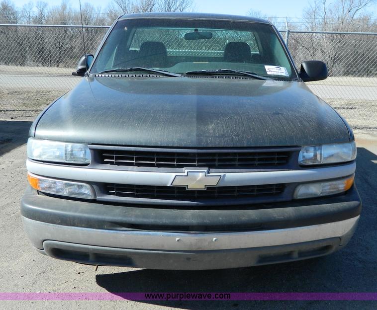 image for item G7696 2002 Chevrolet Silverado 1500 pickup truck