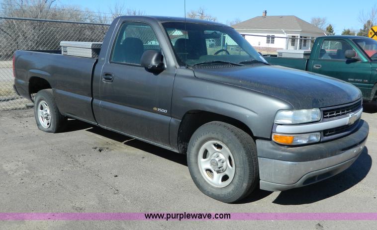 image for item G7696 2002 Chevrolet Silverado 1500 pickup truck