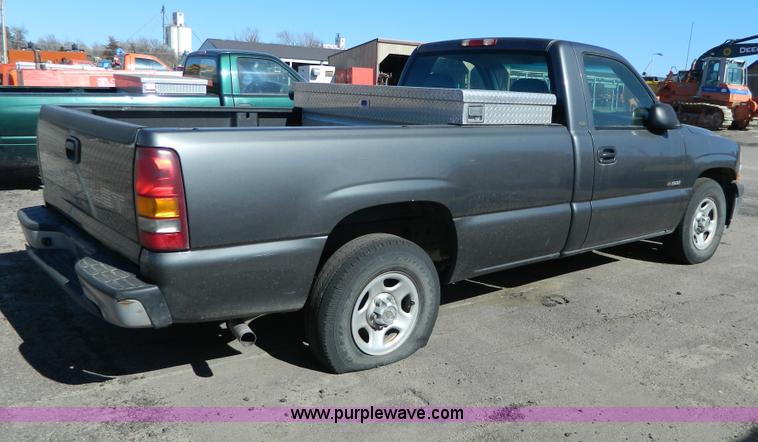 image for item G7696 2002 Chevrolet Silverado 1500 pickup truck