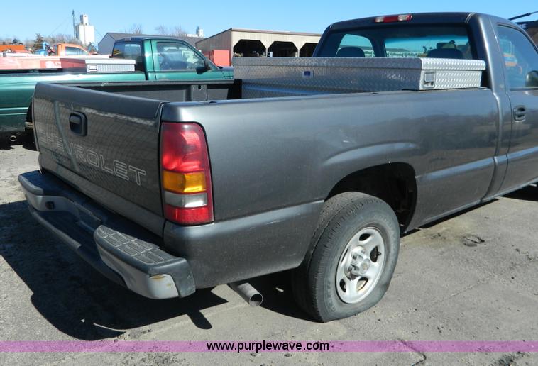 image for item G7696 2002 Chevrolet Silverado 1500 pickup truck