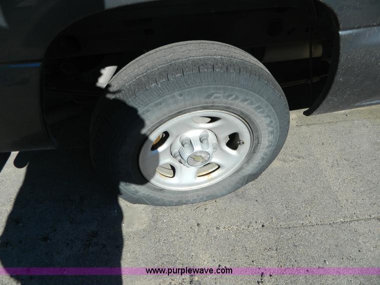 image for item G7696 2002 Chevrolet Silverado 1500 pickup truck