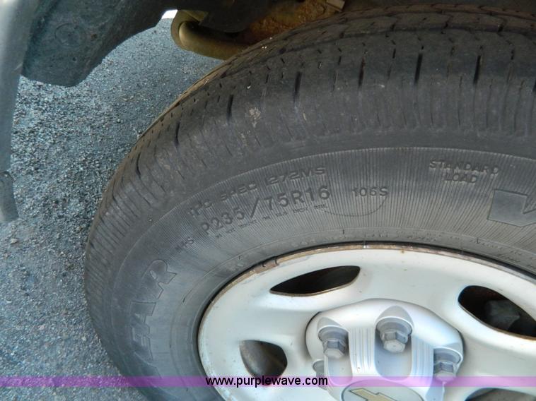 image for item G7696 2002 Chevrolet Silverado 1500 pickup truck