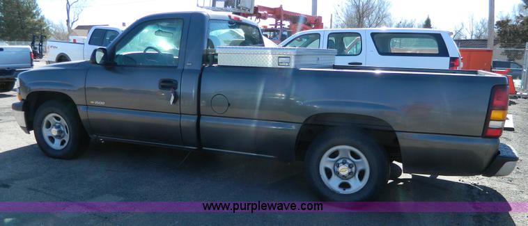 image for item G7696 2002 Chevrolet Silverado 1500 pickup truck