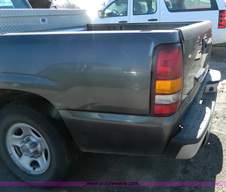 image for item G7696 2002 Chevrolet Silverado 1500 pickup truck