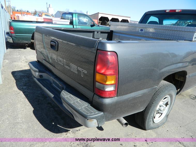 image for item G7696 2002 Chevrolet Silverado 1500 pickup truck