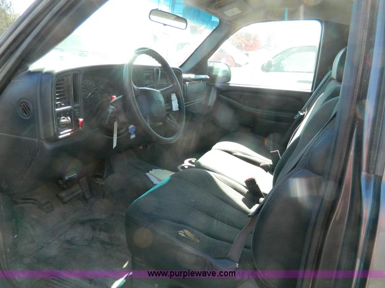 image for item G7696 2002 Chevrolet Silverado 1500 pickup truck