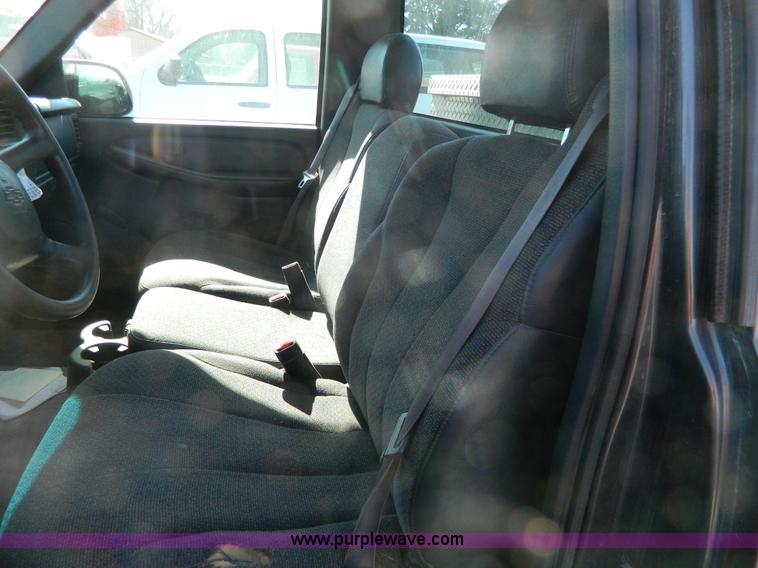 image for item G7696 2002 Chevrolet Silverado 1500 pickup truck