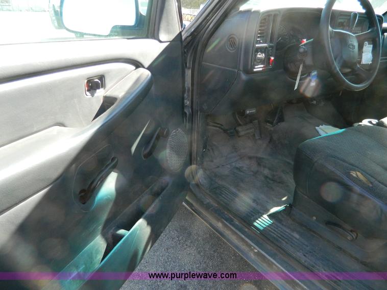 image for item G7696 2002 Chevrolet Silverado 1500 pickup truck