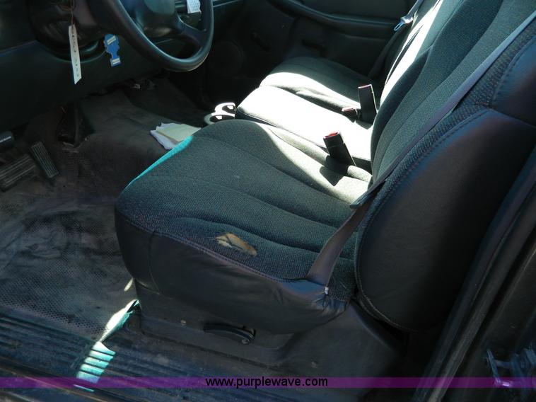 image for item G7696 2002 Chevrolet Silverado 1500 pickup truck