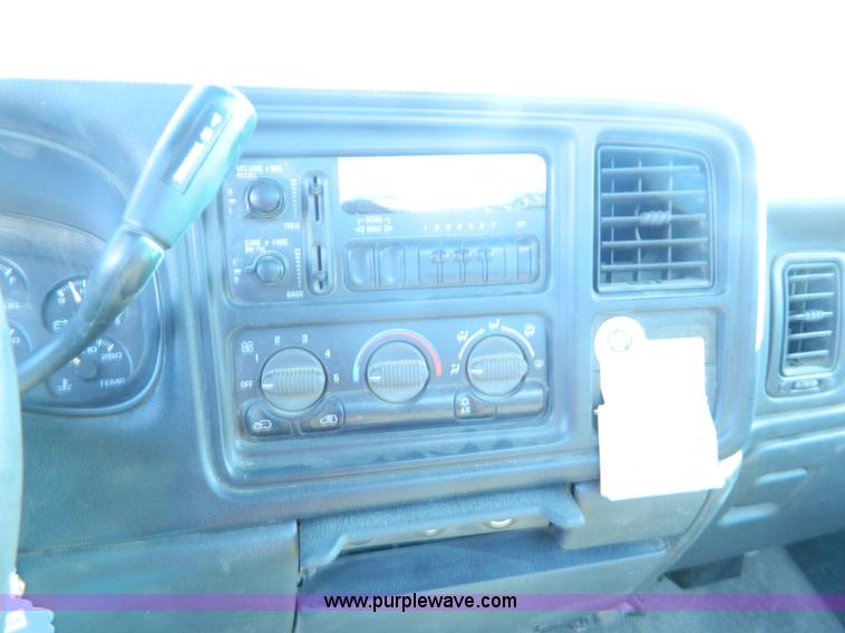 image for item G7696 2002 Chevrolet Silverado 1500 pickup truck