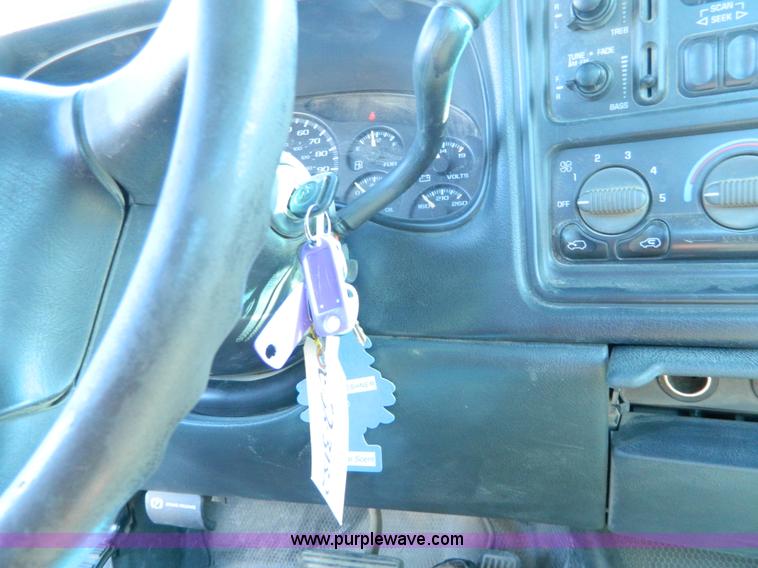 image for item G7696 2002 Chevrolet Silverado 1500 pickup truck