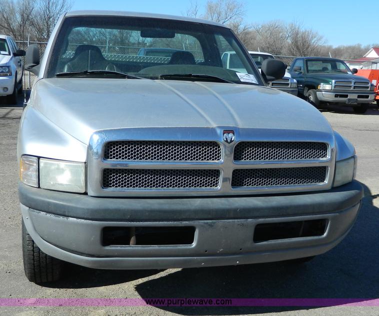 image for item G7697 2001 Dodge Ram 1500 pickup truck