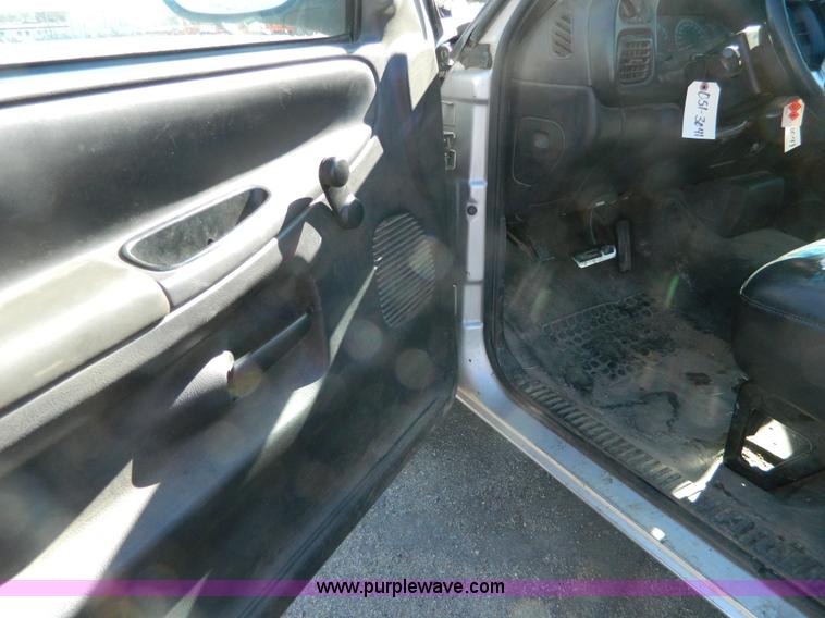 image for item G7697 2001 Dodge Ram 1500 pickup truck