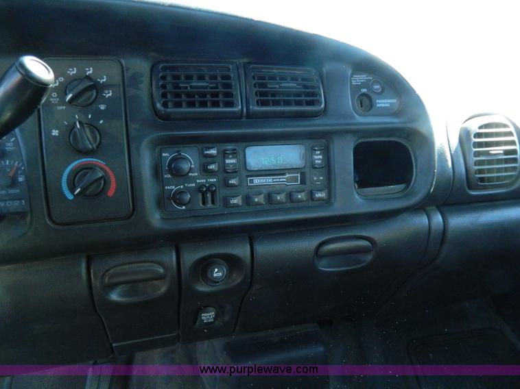 image for item G7697 2001 Dodge Ram 1500 pickup truck