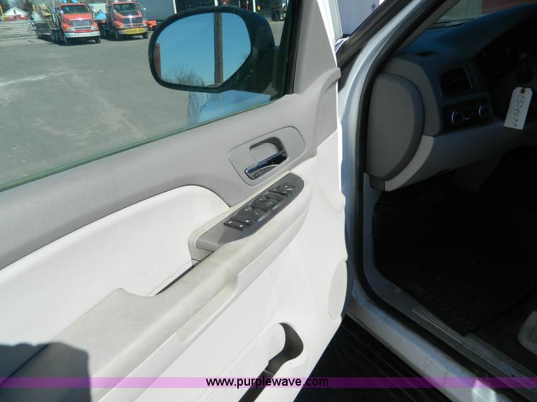image for item G7698 2007 Chevrolet Suburban LT2500