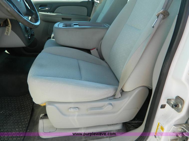 image for item G7698 2007 Chevrolet Suburban LT2500