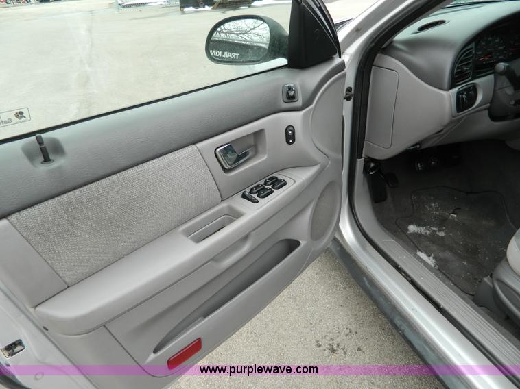 image for item G7707 2000 Ford Taurus SE